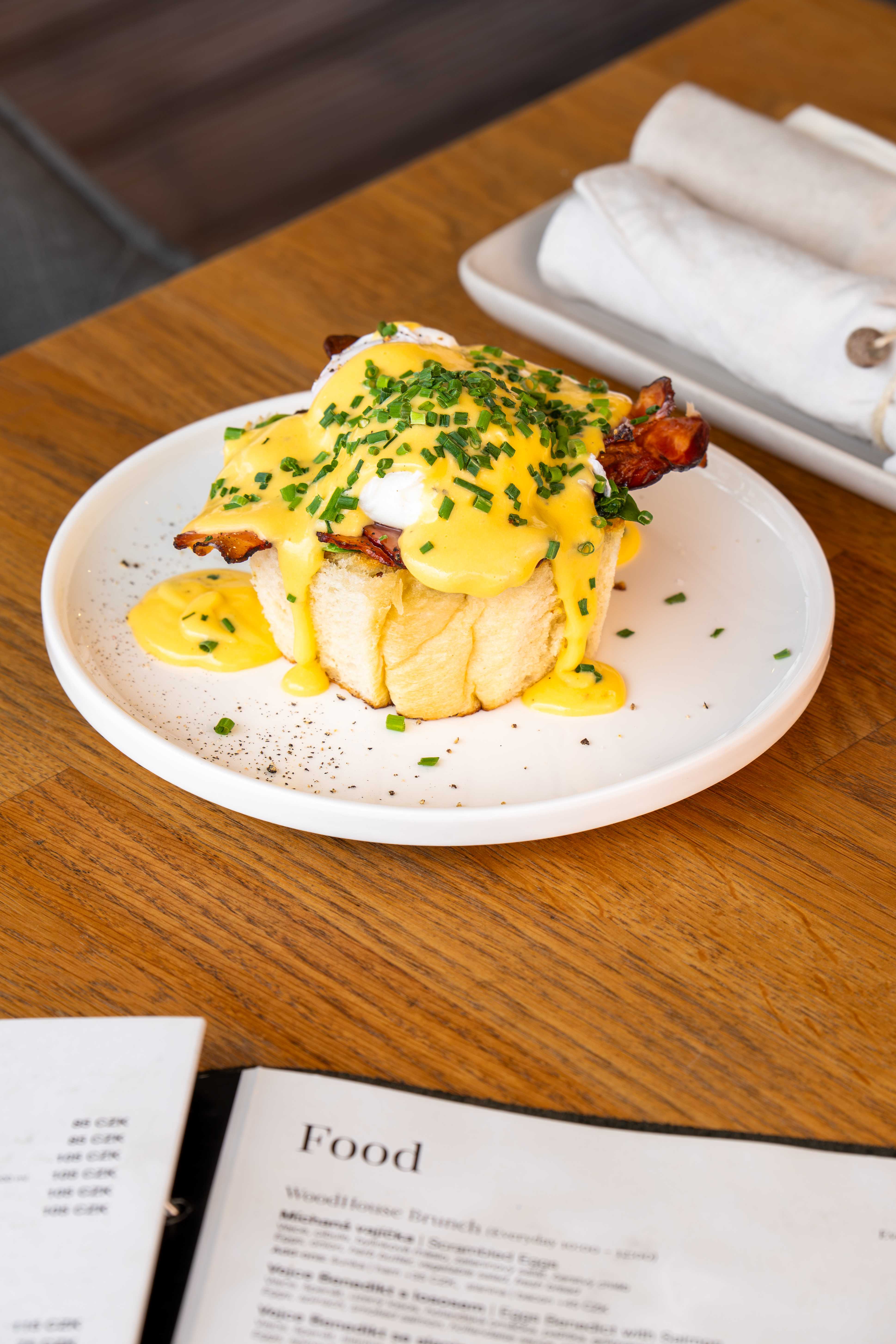Vejce Benedikt se slaninou — Eggs Benedict with Bacon