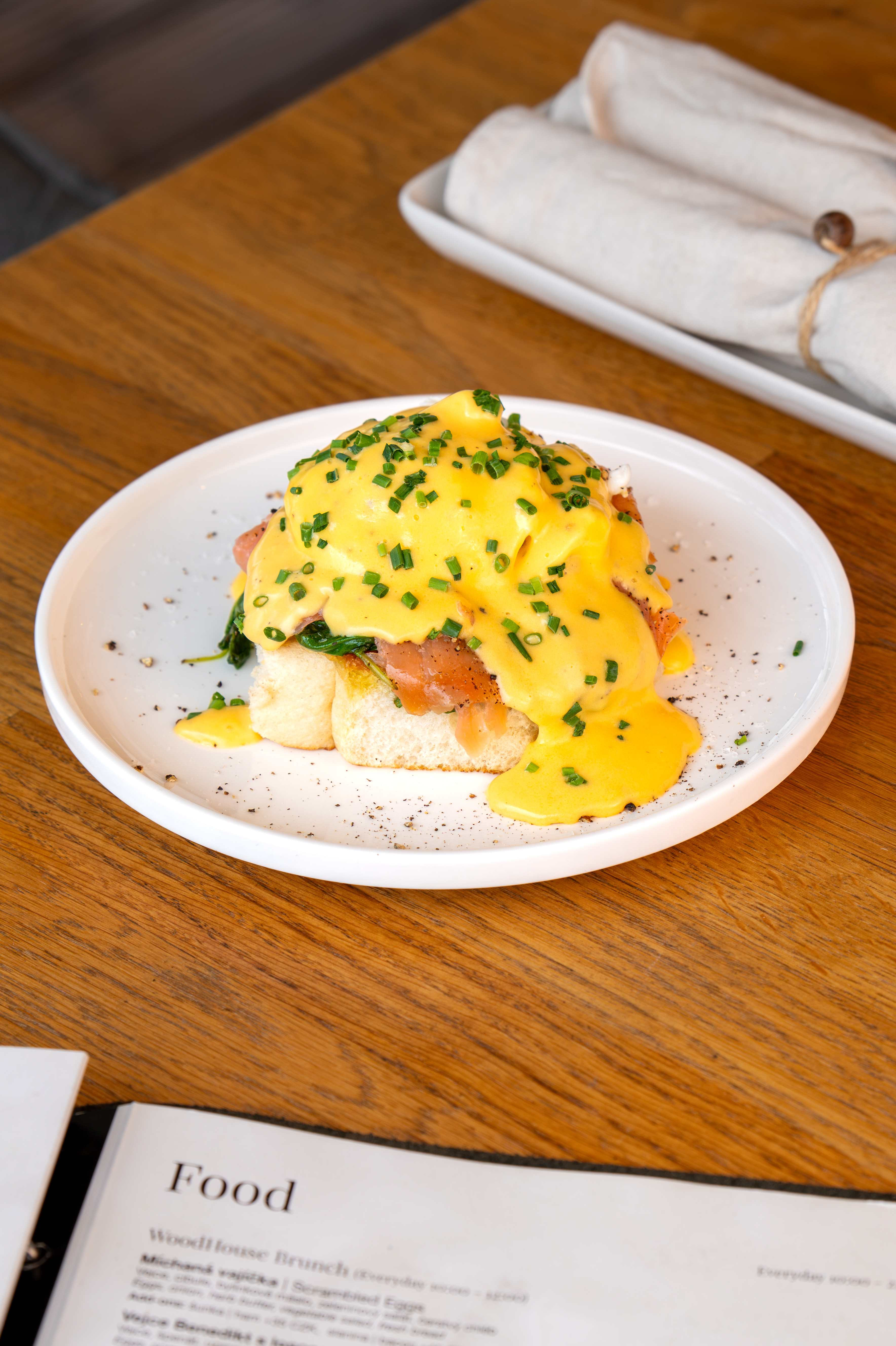 Vejce Benedikt s lososem — Eggs Benedict with Salmon