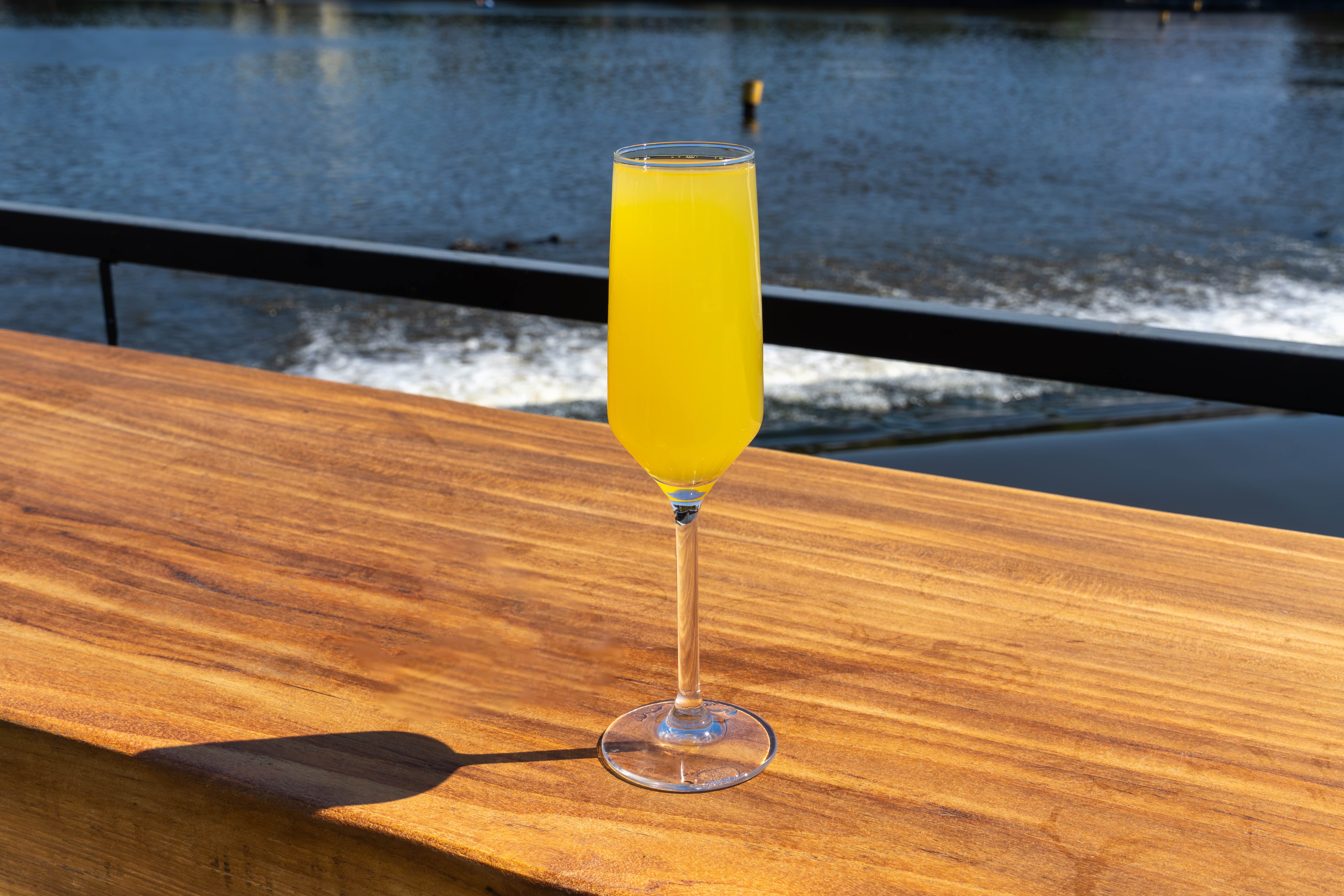 Unlimited Mimosa – sklenka mimosy s výhledem na Vltavu